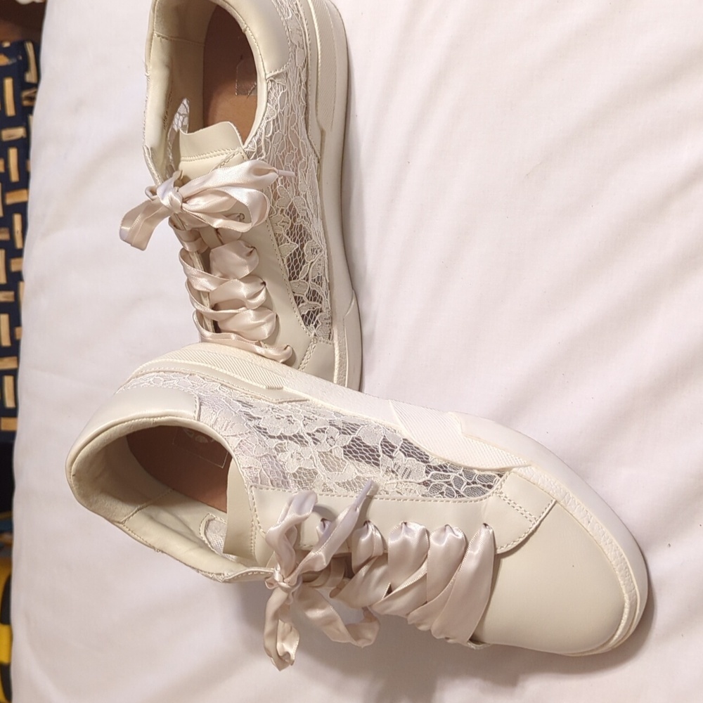 Dolce Vita Harrison Woman’s Ecru Lace Sneakers Size 9 Off White Satin Ribbon